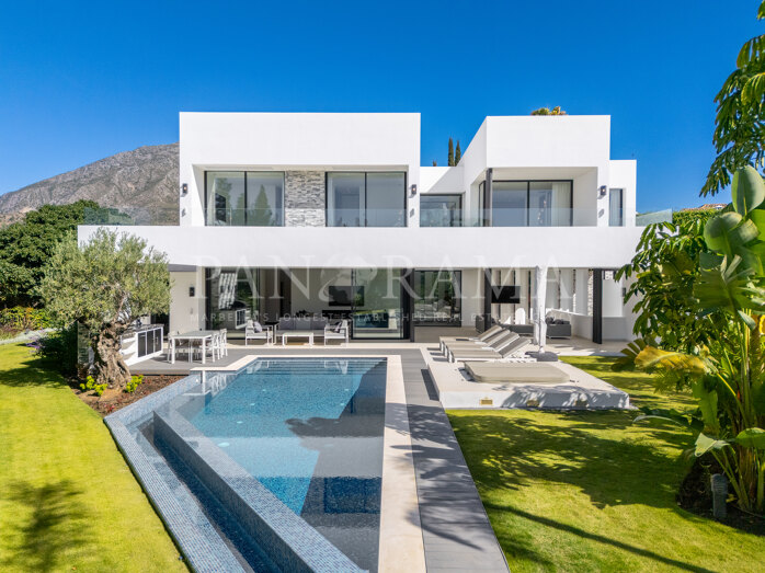 Contemporary south-facing villa with private pool in Las Lomas del Marbella Club
