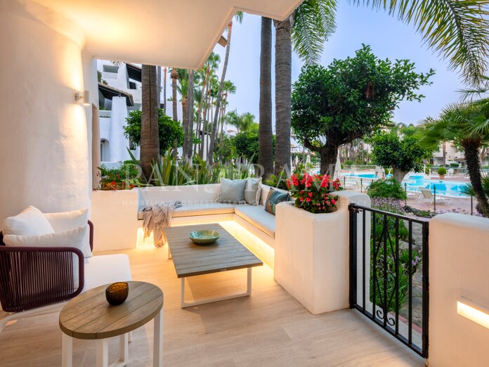 Exceptionnel appartement de luxe contemporain en rez-de-jardin à Marina Puente Romano