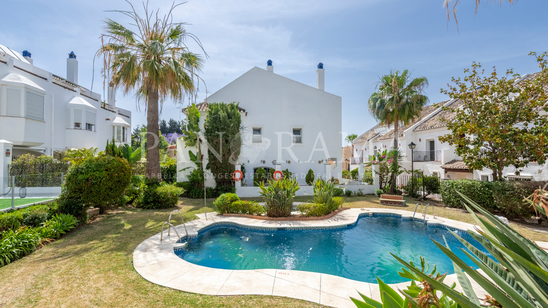 Townhouse with great potential in Arco Iris, within walking distance of Puente Romano, Forum and the beach