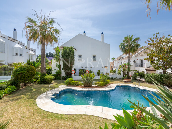 Townhouse with great potential in Arco Iris, within walking distance of Puente Romano, Forum and the beach
