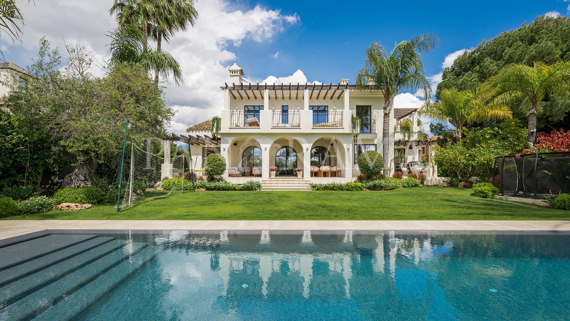 Contemporary beachside family home with spacious indoor and outdoor living areas in Linda Vista Baja