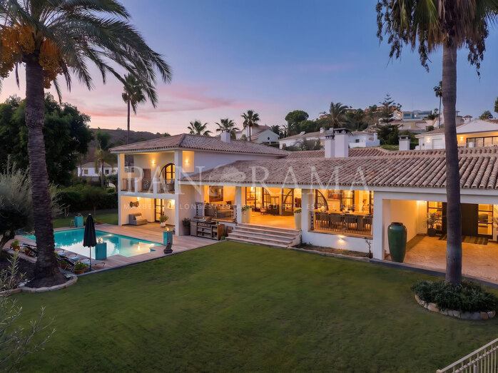 Elegant Mediterranean family villa with sea views in El Paraíso Alto, Benahavís