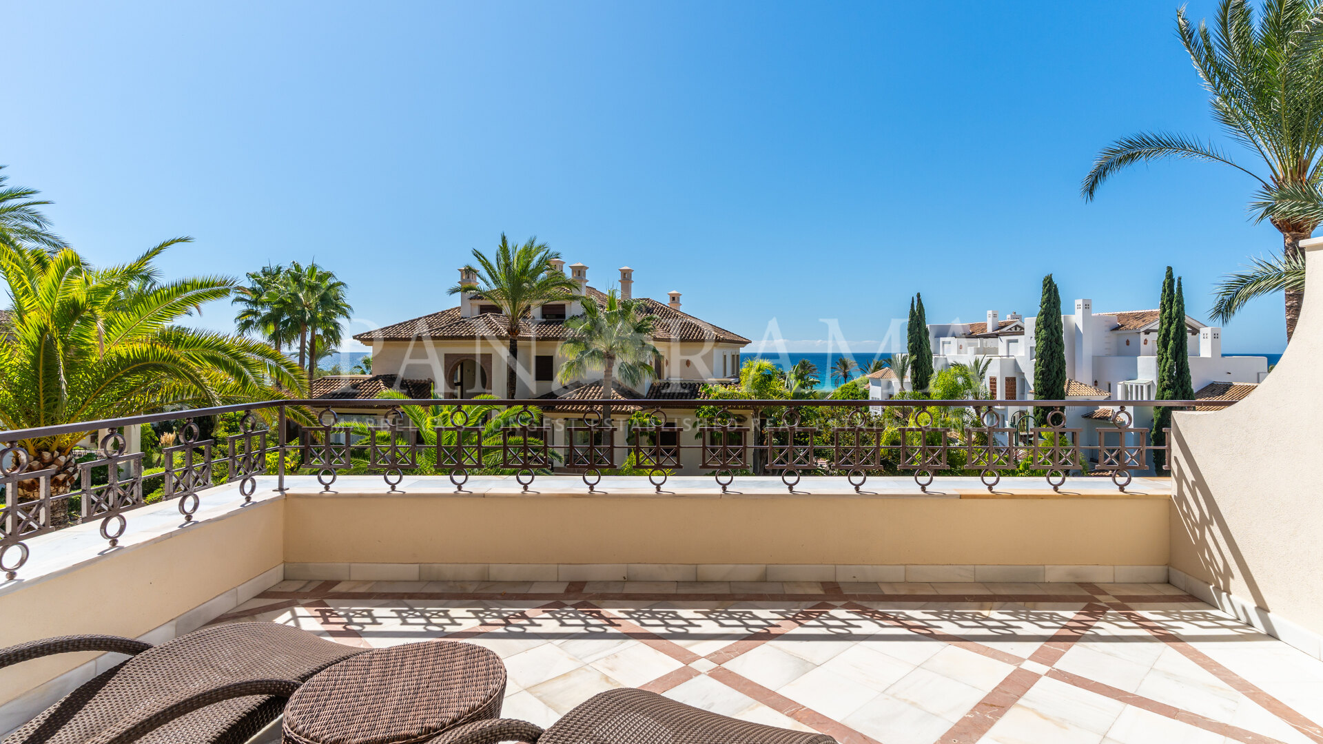 Großzügige Strandwohnung mit Meerblick in Los Monteros Playa, Marbella