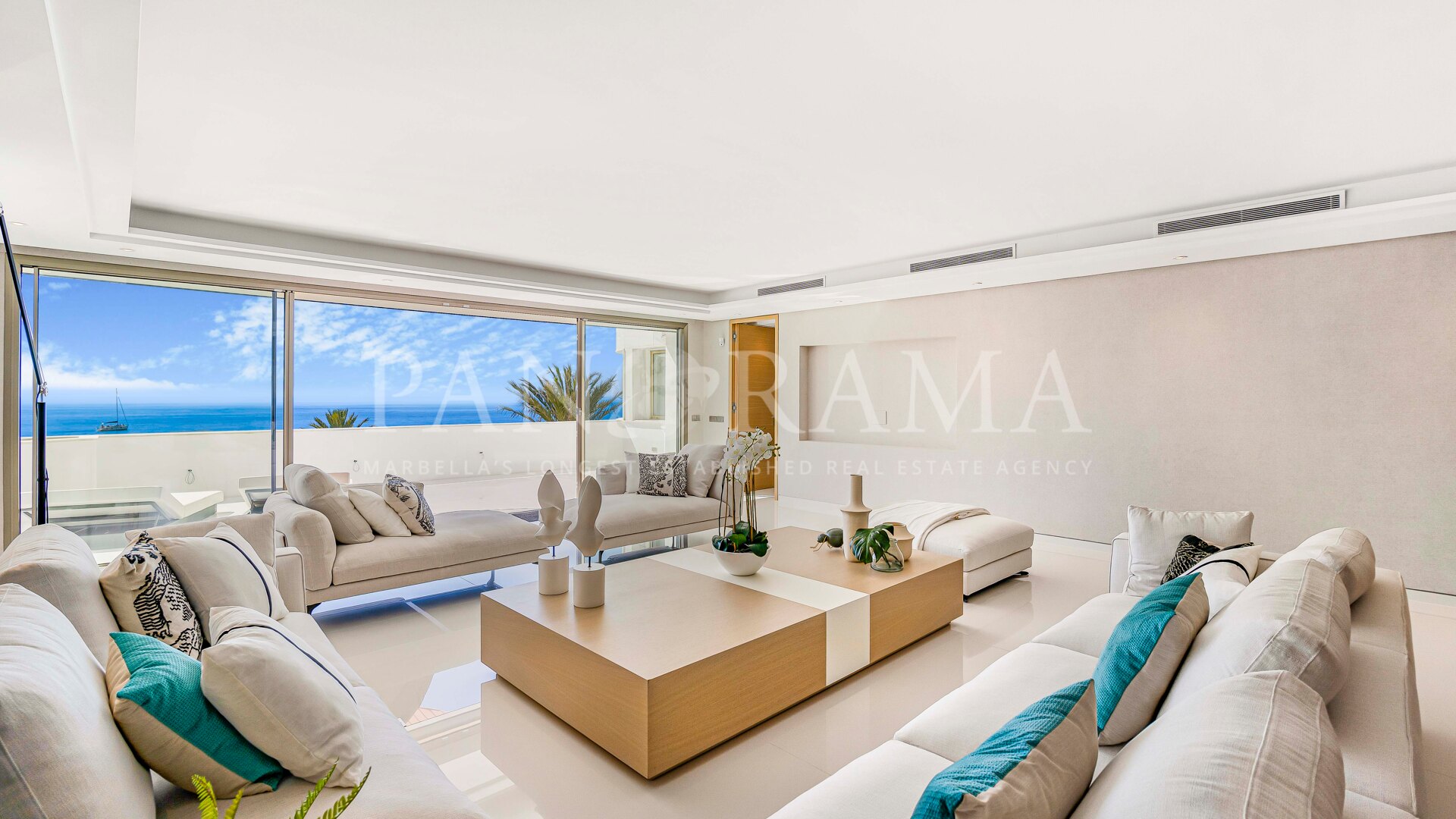 Excepcional apartamento moderno en primera línea de playa en Puerto Banús