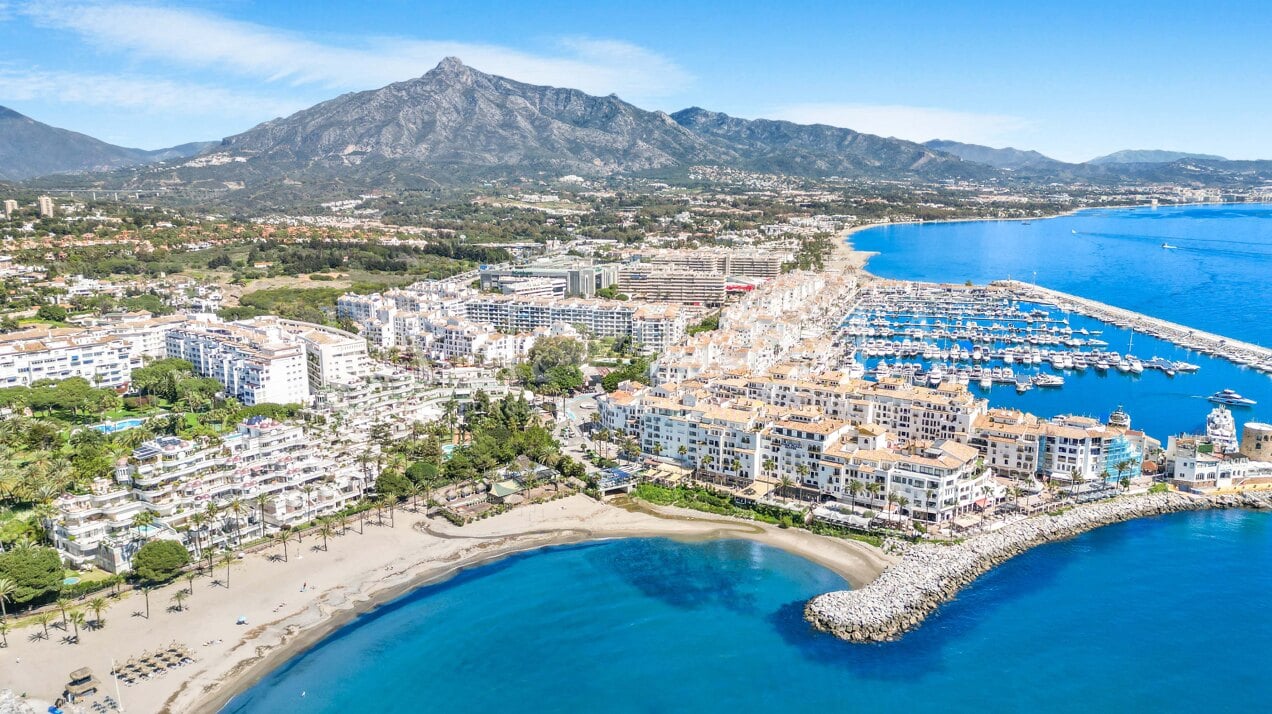 Excepcional apartamento moderno en primera línea de playa en Puerto Banús