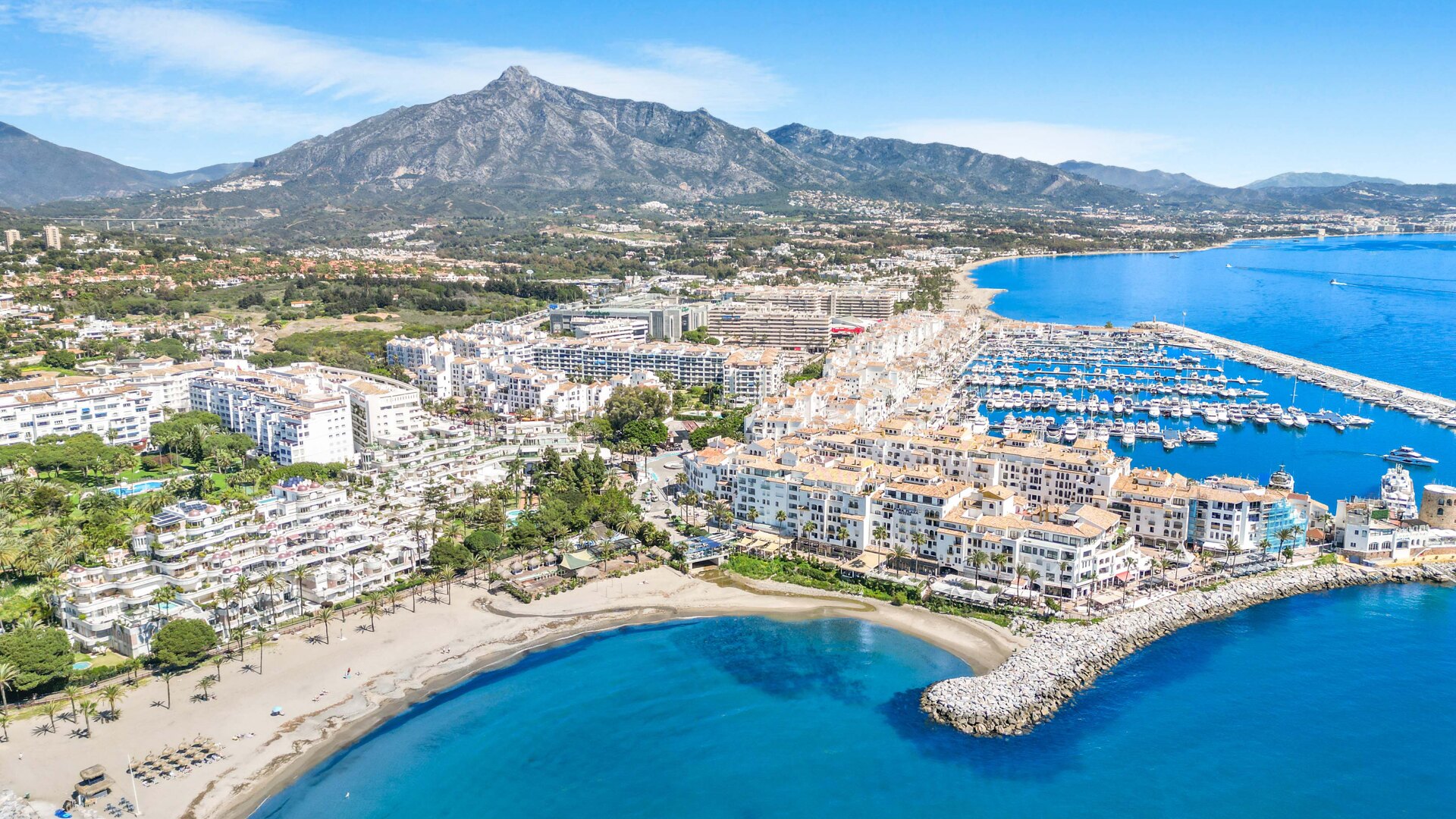 Outstanding modern beachfront apartment in Puerto Banús