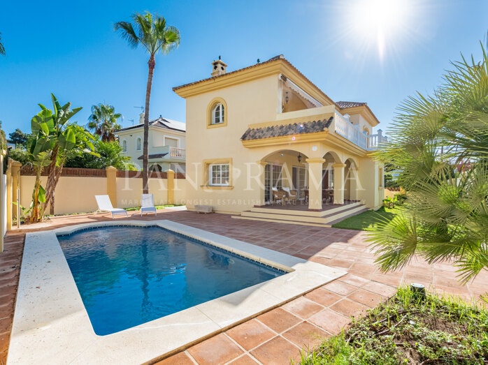 Villa pour location à long terme dans Costabella, Marbella Est