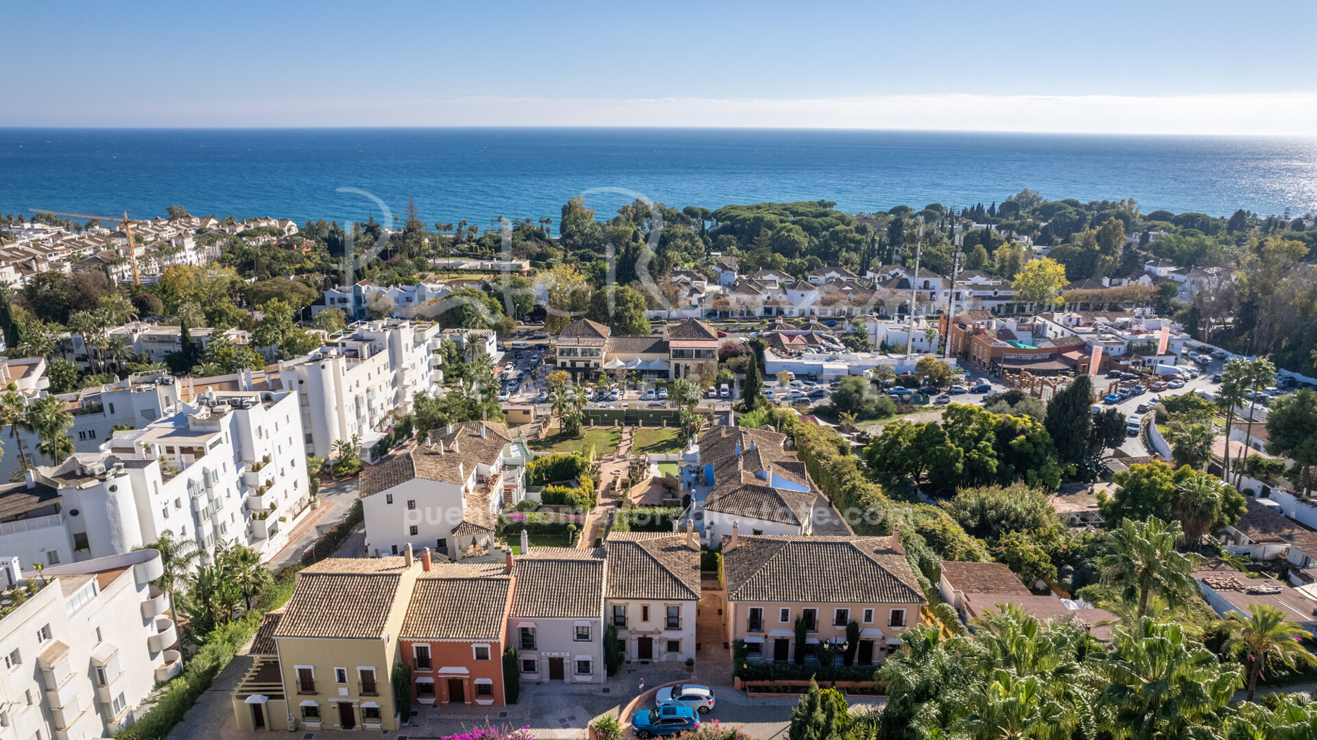 Corner semi-detached villa in an ideal location in the heart of the Golden Mile