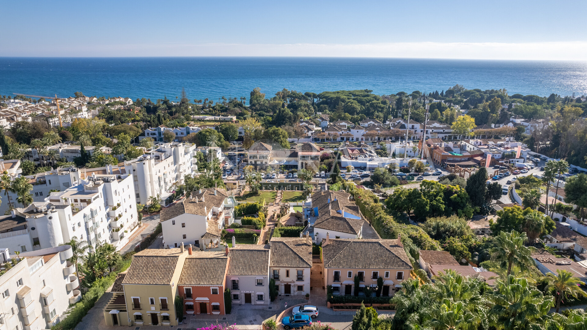 Corner semi-detached villa in an ideal location in the heart of the Golden Mile