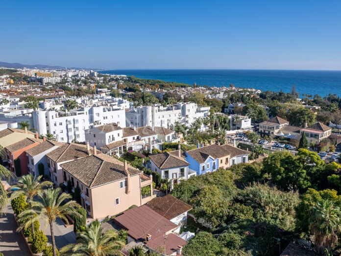 Corner semi-detached villa in an ideal location in the heart of the Golden Mile