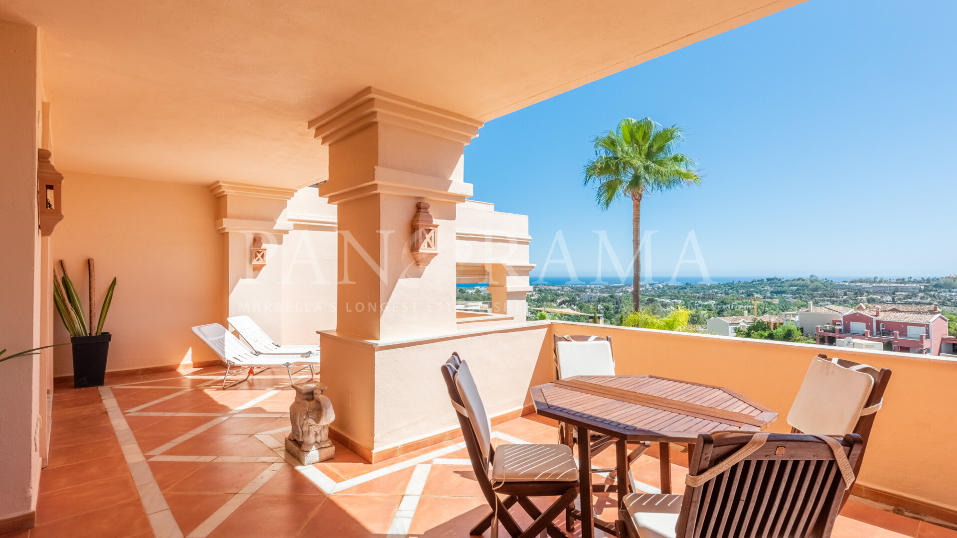 Beautiful apartment with stunning sea views in Las Brisas, Nueva Andalucía