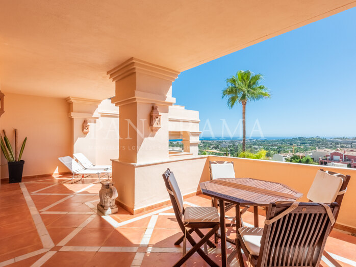 Beautiful apartment with stunning sea views in Las Brisas, Nueva Andalucía