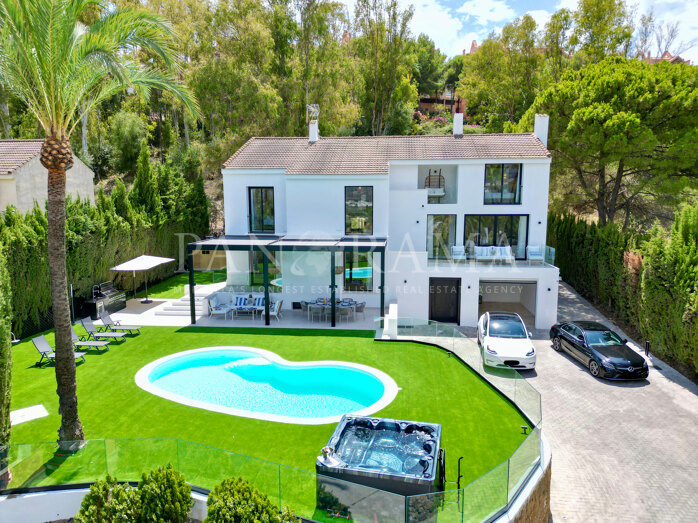 Stunning modern family villa in the prestigious heart of Las Brisas