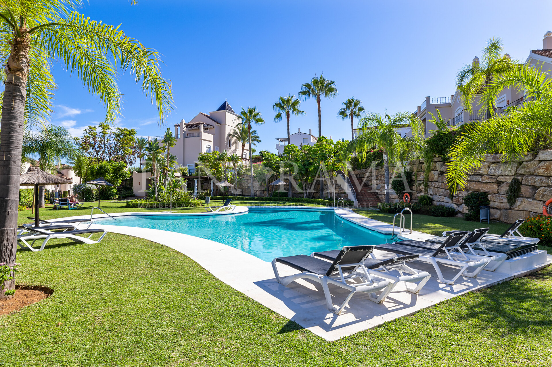 Ruim dorpshuis met privétuin in Paraiso Hills, Estepona Oost