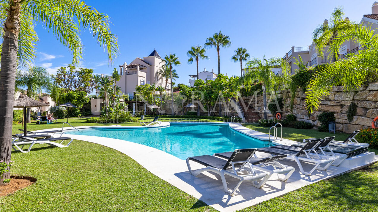 Ruim dorpshuis met privétuin in Paraiso Hills, Estepona Oost