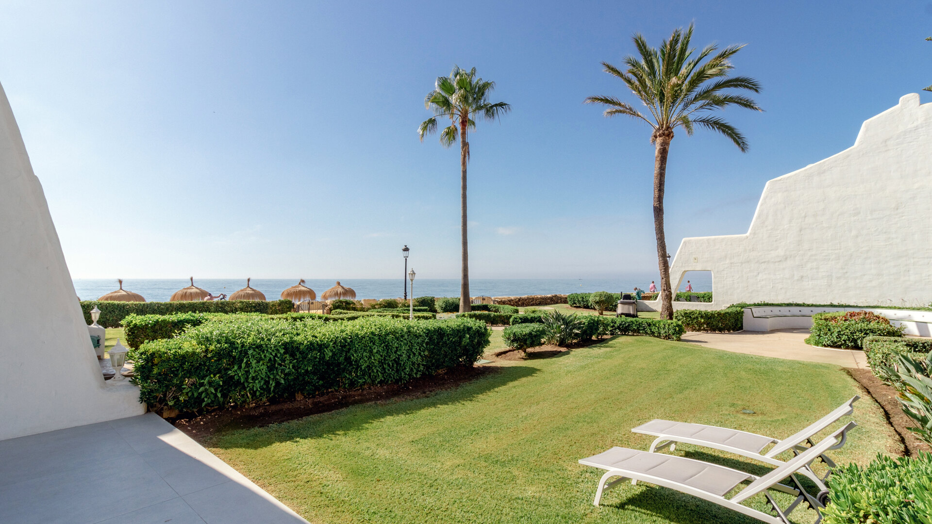 Une maison de ville moderne unique en son genre, située en bord de mer dans le meilleur emplacement de la Golden Mile.