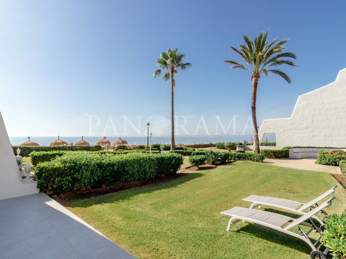Une maison de ville moderne unique en son genre, située en bord de mer dans le meilleur emplacement de la Golden Mile.