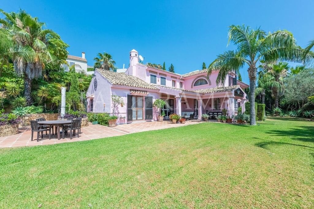 Preciosa villa con espectaculares vistas al golf en Los Almendros, Benahavís