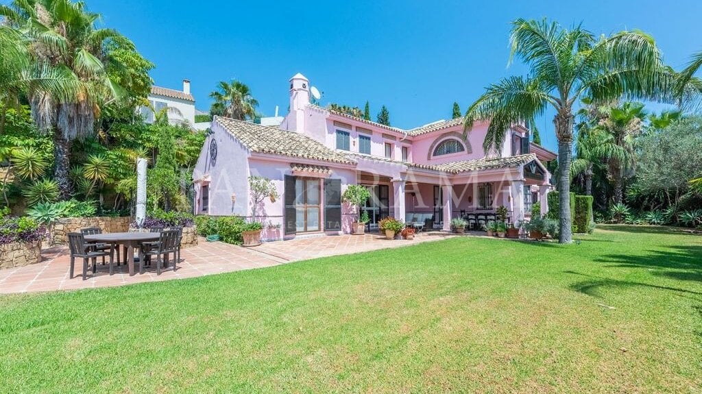 Schöne Villa mit spektakulärem Golfblick in Los Almendros, Benahavís