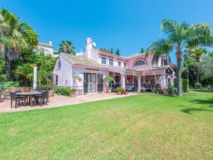 Beautiful villa with spectacular golf views in Los Almendros, Benahavís