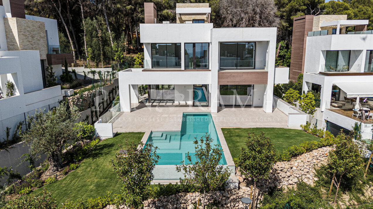 Villa moderna en comunidad cerrada en la Milla de Oro con vistas panorámicas al mar