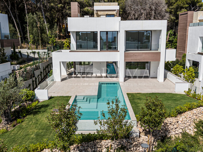 Moderne villa in gated community aan de Golden Mile met panoramisch zeezicht