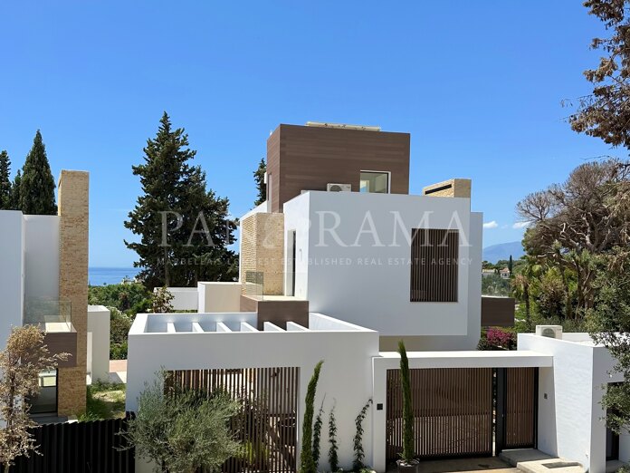 Villa moderna en comunidad cerrada en la Milla de Oro con vistas panorámicas al mar