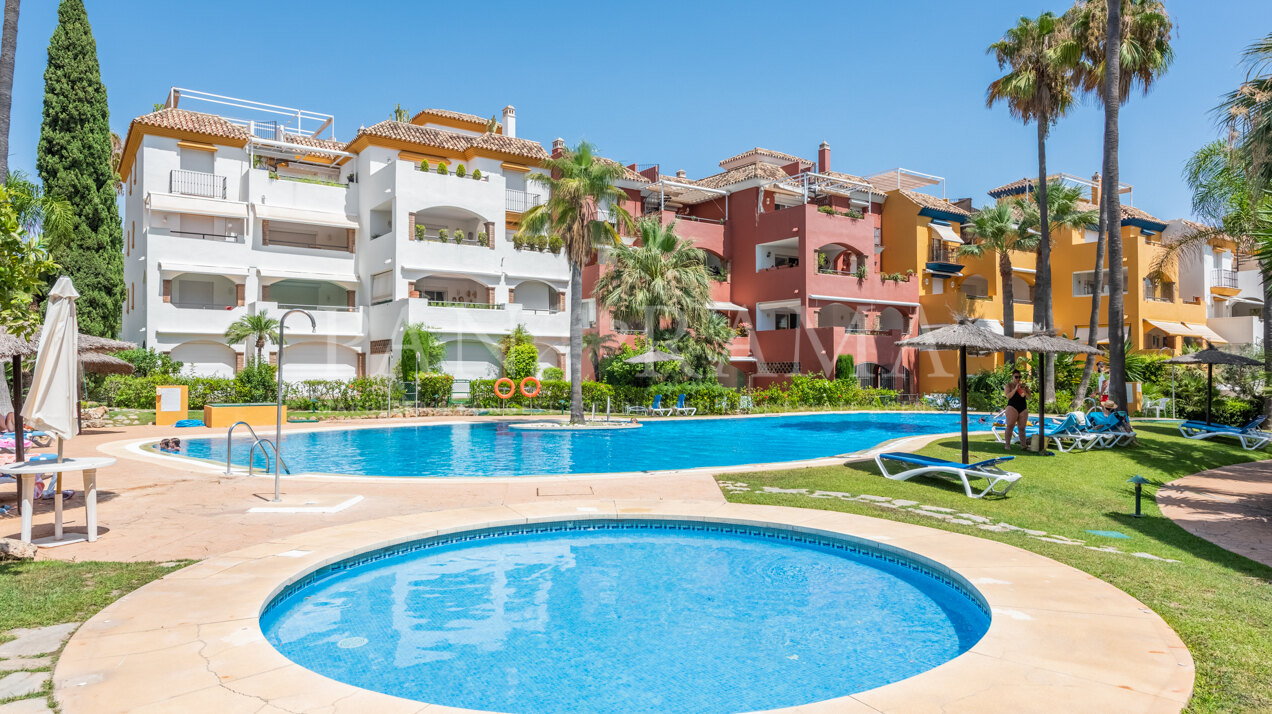 Corner apartment within walking distance to amenities in El Infantado, Marbella Golden Mile