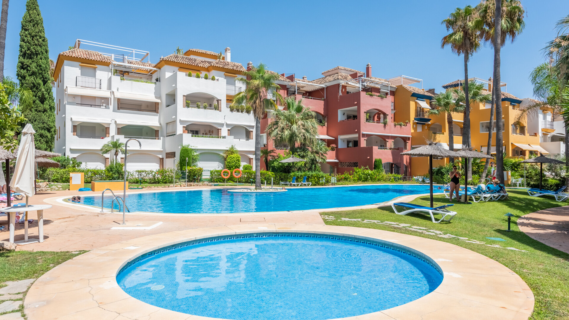 Hoekappartement op loopafstand van voorzieningen in El Infantado, Marbella Golden Mile