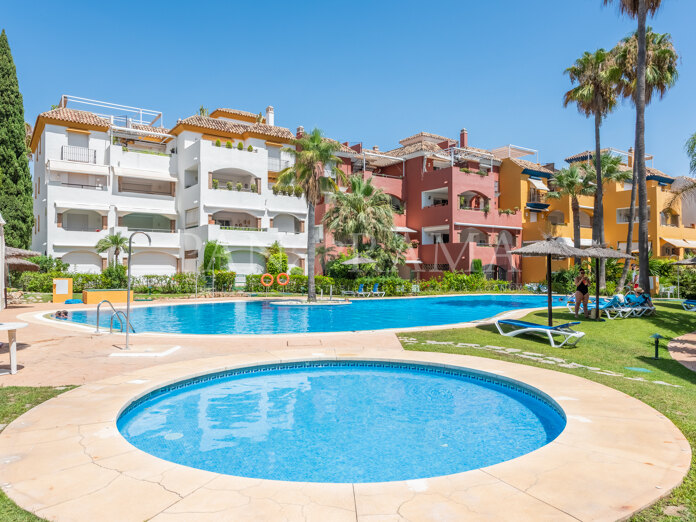 Corner apartment within walking distance to amenities in El Infantado, Marbella Golden Mile