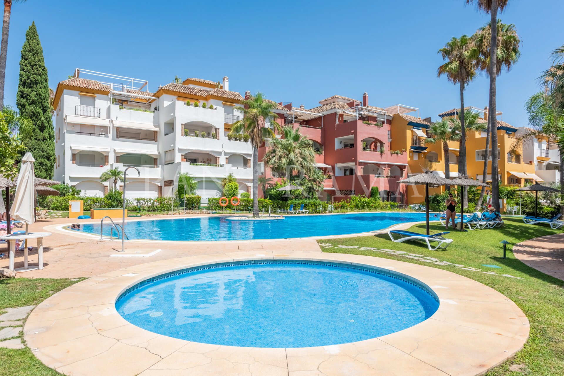 Corner apartment within walking distance to amenities in El Infantado, Marbella Golden Mile