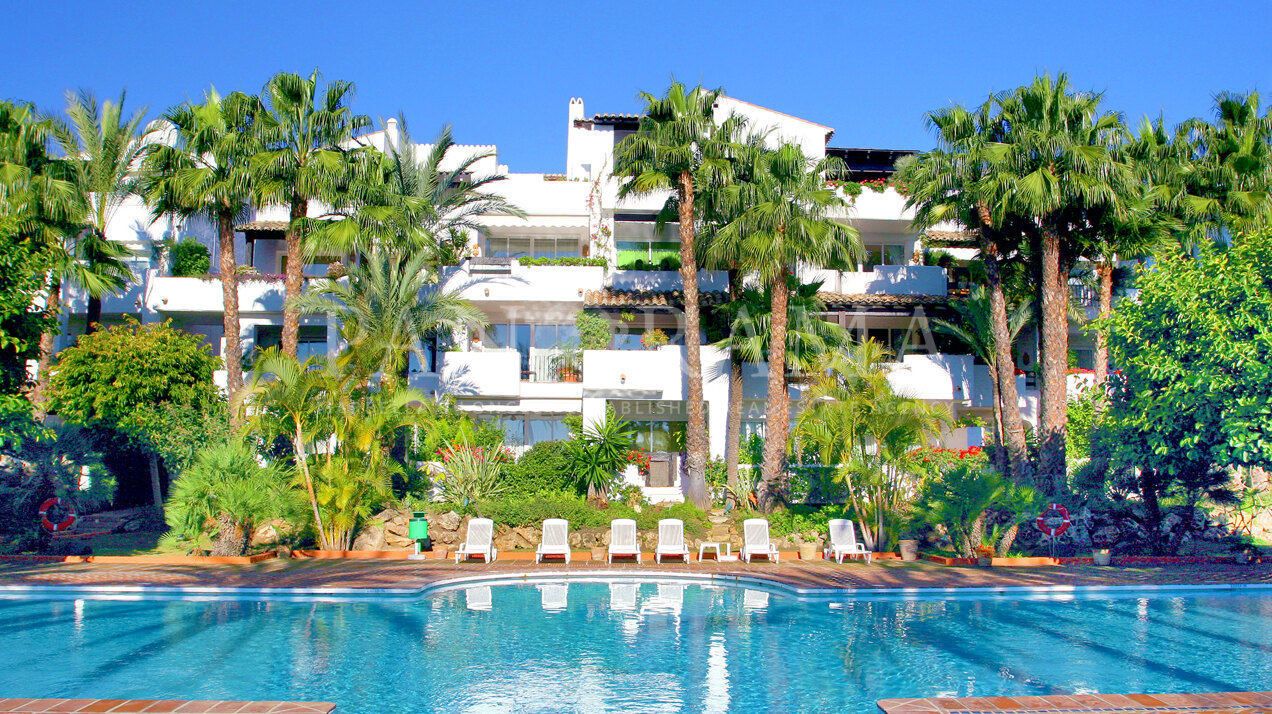 Exquisite moderne Wohnung in Marina Puente Romano – Ein seltenes Juwel an Marbellas Goldener Meile