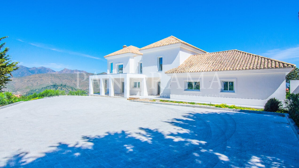 Villa recientemente reformada con vistas panorámicas en una gran parcela