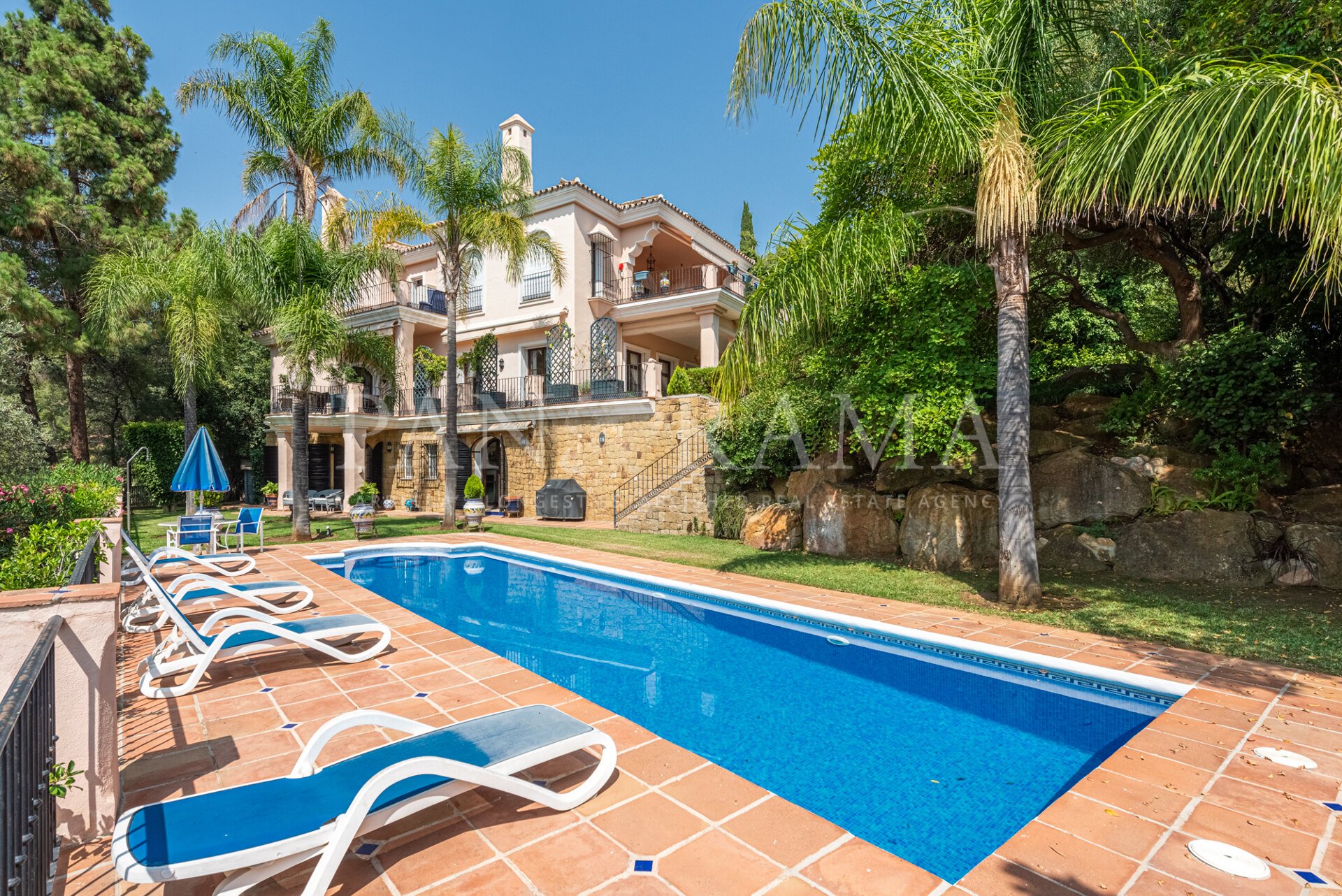 Charming villa in a gated golf community in Río Real