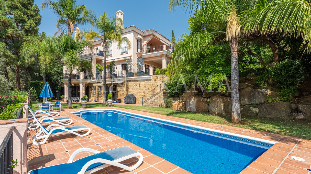 Charming villa in a gated golf community in Río Real