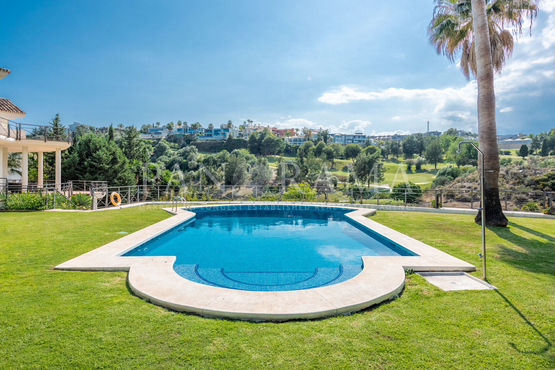 Luminosa villa en primera línea de golf en La Alqueria