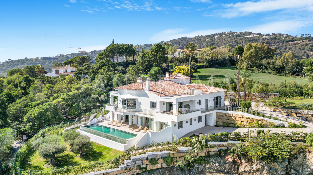 Stunning villa with sea and mountain views in El Madroñal