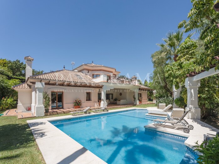 Exquisite 6-bedroom villa in Las Brisas Golf, Nueva Andalucía