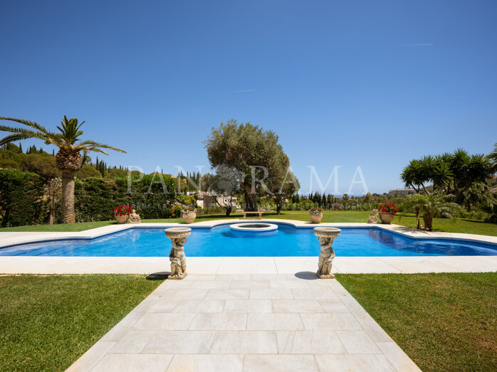 Traditionele villa in Nueva Andalucía met volgroeide tuin