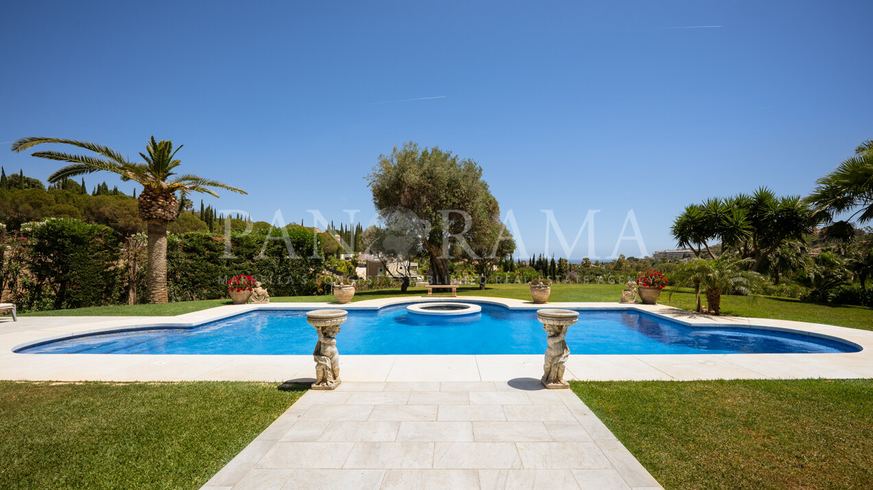 Villa tradicional en Nueva andalucia con jardin maduro