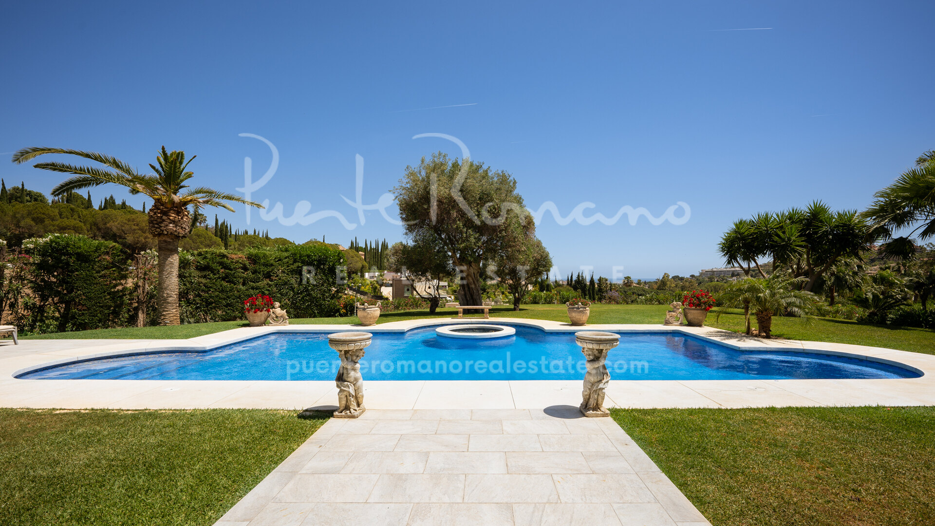 Traditional villa in Nueva Andalucía with mature garden