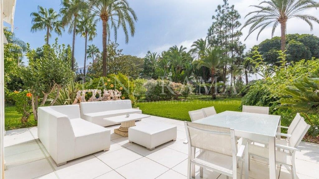 Precioso apartamento en primera línea de playa en el corazón de Puerto Banús