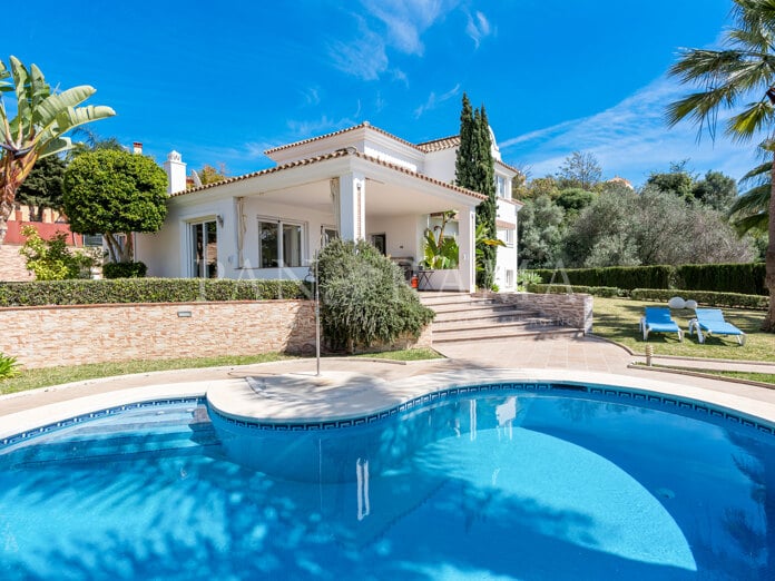 Une villa familiale de style classique près des commodités à Elviria