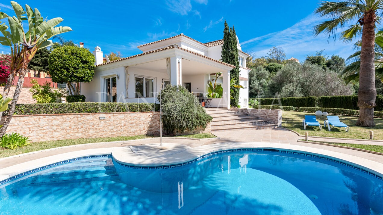 A classic style family villa near amenities in Elviria