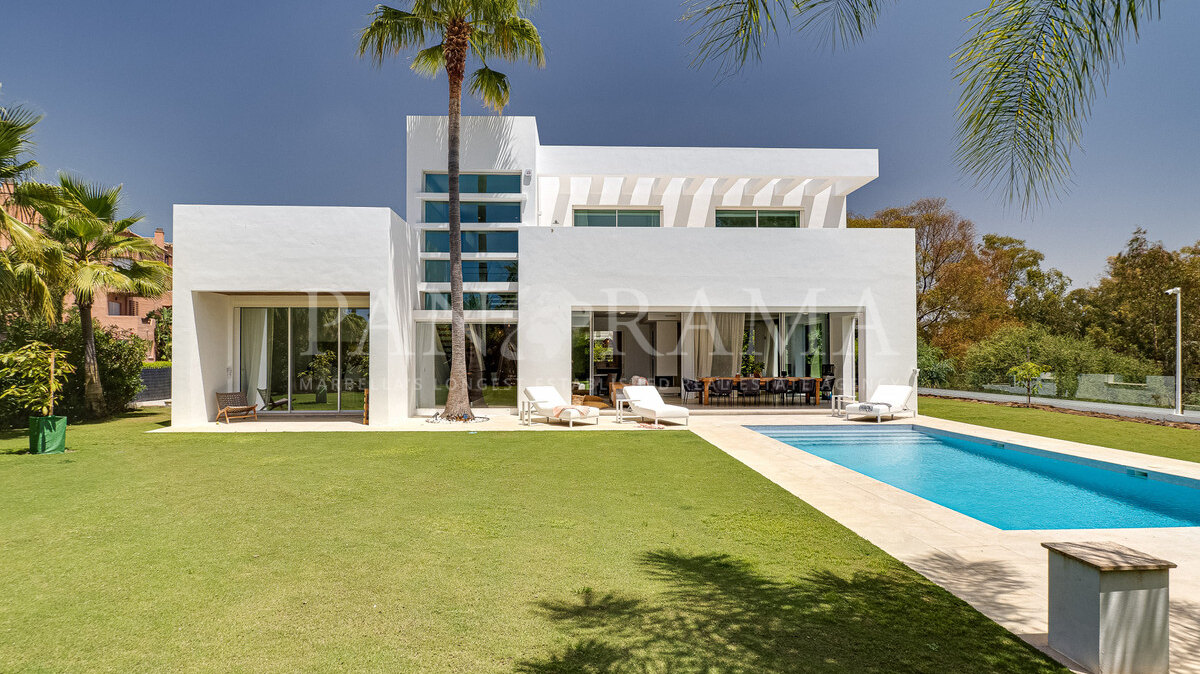 Schöne Villa im zeitgenössischen Stil neben dem Strand Casasola