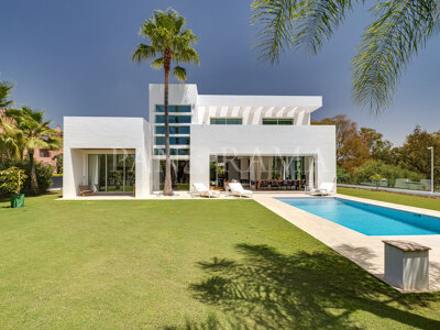 Preciosa villa de estilo contemporáneo situada junto a la playa de Casasola