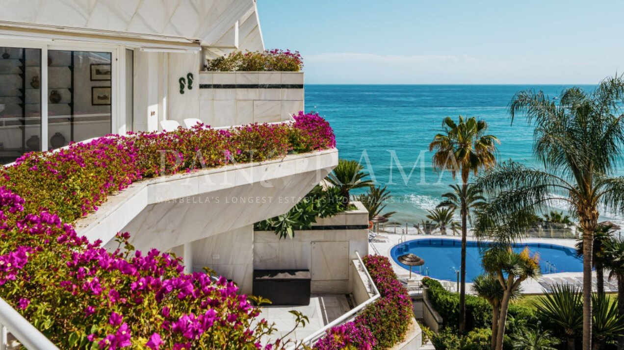 Frontline luxe appartement aan het strand met adembenemend uitzicht op zee