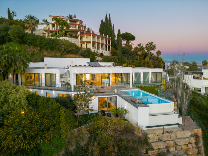 Villa moderne et luxueuse avec vue panoramique imprenable sur la mer