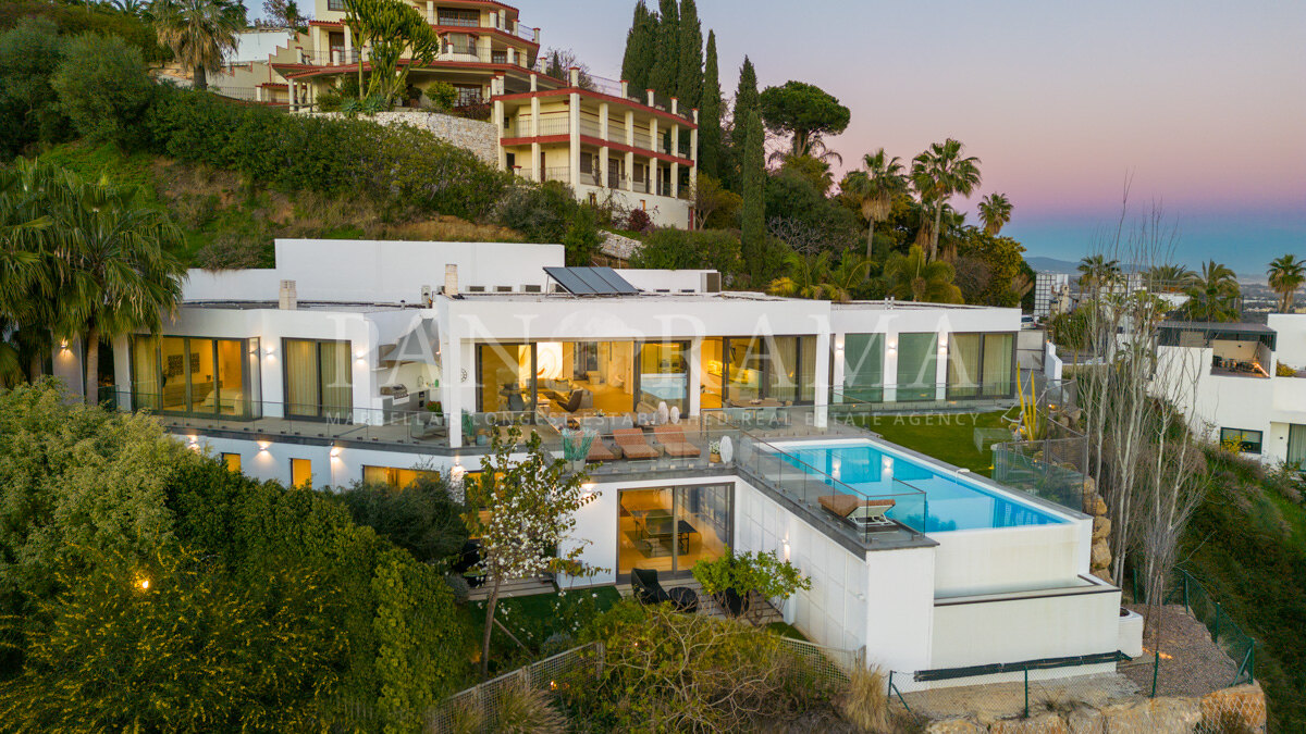 Moderne en luxe villa met adembenemend panoramisch uitzicht op zee