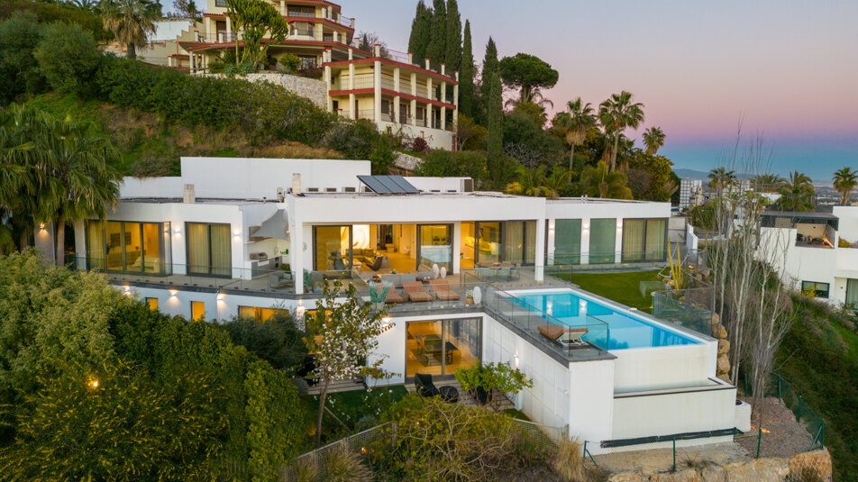 Villa moderne et luxueuse avec vue panoramique imprenable sur la mer